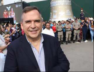 "Goiânia se alegra em participar deste momento histórico", diz Mabel na chegada do sino Vox Patris a Trindade