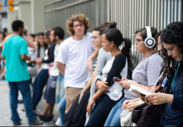 Estudantes aguardando para entrar no local de prova. (Reprodução/Agência Brasil)