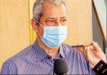 Velomar Rios, secretário de Saúde recebendo as primeiras 1100 doses 