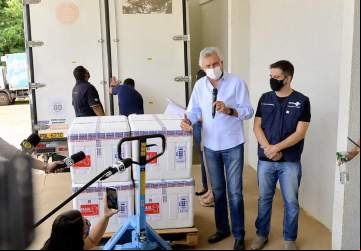 Governador Ronaldo Caiado e secretário de Estado da Saúde, Ismael Alexandrino, recebem mais 65,5 mil doses da vacina contra Covid-19: primeiro e segundo lotes resultam na imunização de 61% dos trabalh