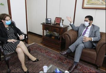 Lincoln Tejota em diálogo com a Ministra de Agricultura Tereza Cristina 
