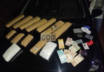 Nas ações realizadas foram apreendidas três armas de fogo, munições e recuperados objetos roubados/furtados. Pelo menos 11 pessoas foram presas em flagrante
