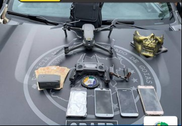 Drogas, armas de fogo, um drone utilizado para rees de drogas e celulares foram apreendidos pela operação da PM