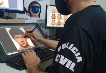 Por meio de plataforma virtual, o trabalho pode ser realizado a distância, basta a vítima estar conectada à internet por meio de um computador com câmera, smartphone ou tablet