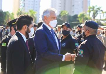 Caiado e o vice Lincoln Tejota durante homenagem aos agentes de segurança que atuaram na captura de Lázaro Barbosa: "O mérito é das nossas polícias, a vocês meus aplausos e meu reconhecimento"