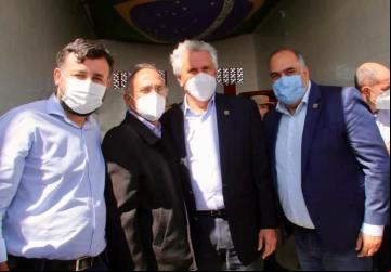 Professor Marcelo Alcântara em meio ao governador Ronaldo Caiado, o Chefe de Gabinete do Vice Governador Lincoln Tejota - Flávio Inácio e o Vice Presidente da Agehab Luiz Sampaio, em Morrinhos