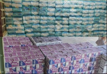 Acima, uma das cargas apreendidas: 18 toneladas de alho a granel e a outra com 20 mil pacotes de fraldas (Fotos: SSP-GO)