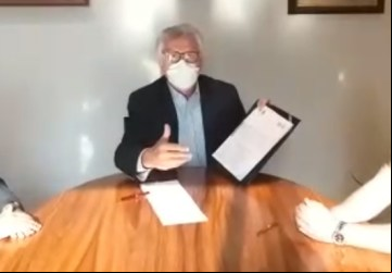 O governador Ronaldo Caiado, ao lado do secretário de Segurança Pública, Rodney Miranda, e do comandante-geral da PM-GO, coronel Renato Brum, anuncia promoção de 3.130 policiais militares