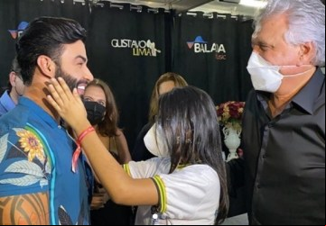 Janaína Tavares, de 15 anos. conheceu o cantor Gusttavo Lima, neste sábado (23/10). Aluna da rede estadual de ensino, ela contou ao governador Ronaldo Caiado, durante a entrega dos óculos especiais.
