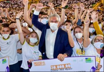 O governador Ronaldo Caiado durante entrega dos Cartões Bolsa Estudo, início da distribuição de absorventes para jovens em vulnerabilidade e premiação do projeto Estudantes de Atitude