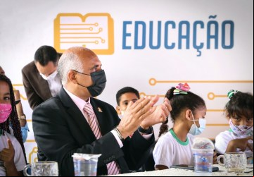 O prefeito Rogério Cruz concede auxílio-locomoção e vale-transporte a 5 mil servidores temporários da Rede Municipal de Ensino: projeto de lei é enviado à Câmara Municipal de Goiânia e atende demanda