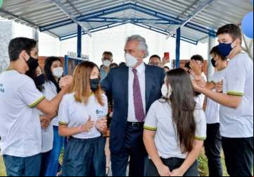 Estudantes matriculados nas três séries do Ensino Médio da rede estadual de educação recebem cartão do programa Bolsa Estudo