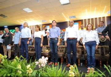 O prefeito de Goiânia, Rogério Cruz, a 1ª dama Thelma ao lado do governador Ronaldo Caiado, participa da abertura da 19ª Tecnoshow Comigo, em Rio Verde