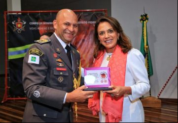 Primeira-dama recebe homenagem ao lado de bombeiros e bombeiras de todo o País