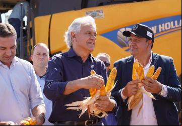 Governador Ronaldo Caiado, o secretário da agricultura Tiago Mendonça e o prefeito Kleber Marra abrindo a colheita do milho safrinha em Caldas Novas