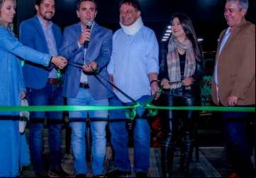 O presidente Renato Ribeiro em meio as autoridades cortando a fita de abertura da 42ª Expo Catalão 