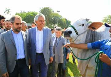 Ao lado do presidente da SGPA, Eurico Velasco, governador Ronaldo Caiado conhece estandes na Pecuária. Mais de 500 animais estão em exposição