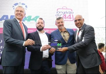 Governador Ronaldo Caiado visita centro de distribuição do programa Cinturão da Moda em shopping da região da 44. Iniciativa une confecções do interior ao polo de moda, em Goiânia