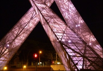 Viaduto Latif Sebba recebe iluminação especial em referência à campanha Outubro Rosa, de conscientização sobre câncer de mama