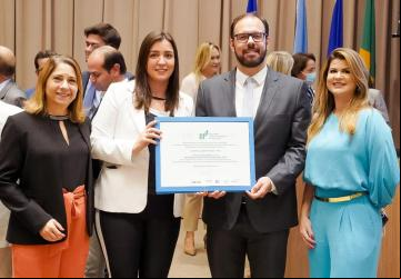 Secretário de Estado da Saúde, Sandro Rodrigues, e a subsecretária Danielle Jacques recebem premiação do Ibross/Opas ao Crer, Hugol e HGG