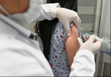 Volta às aulas: baixa cobertura vacinal preocupa, visto que os alunos vão estar em contato direto com os demais colegas em sala