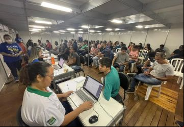 Equipes do programa Mais Empregos atendem população durante Feirão do Emprego, na Praça Cívica, em Goiânia