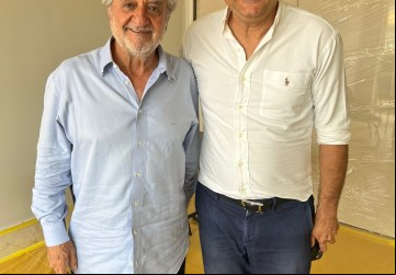 O deputado federal Gilvan Máximo (Republicanos DF) fazendo o convite ao engenheiro e economista Rômulo Barbosa da Silva 