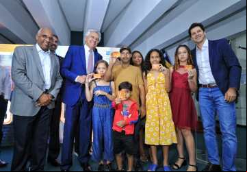 O governador Ronaldo Caiado, em meio do vice Daniel Vilela e do prefeito Rogério Cruz lançando o Cartão Família, inicia a renovação da frota de ônibus e anuncia mais melhorias para o transporte coleti
