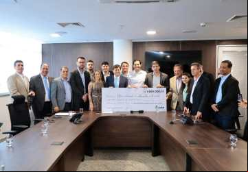 O presidente da Alego, deputado Bruno Peixoto junto com lideranças reando o cheque simbólico de R$ 1,8 milhões para a duplicação da GO-330 trecho Ipameri a Catalão 
