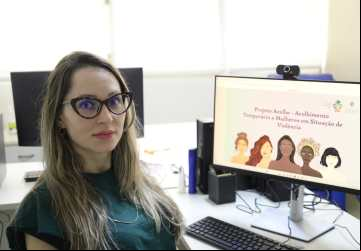 Dr. Ludmilla Guimarães, advogada do Centro de Referência Estadual da Igualdade (CREI) orienta mulheres vítimas de violência; atendimento pode ser agendado pelo telefone (62) 9 9806 0191