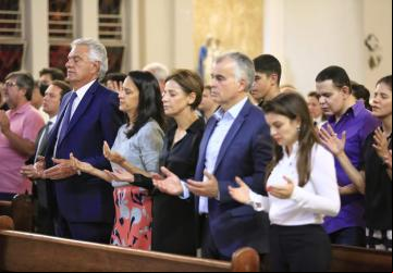 Ao lado de familiares, Caiado presta homenagem à Dona Iris durante missa de sétimo dia