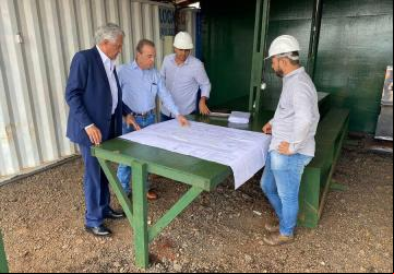 O governador Ronaldo Caiado ao lado de Henrique Prata vistoriaram as obras do Complexo Oncológico de Referência do Estado de Goiás (CORA)
