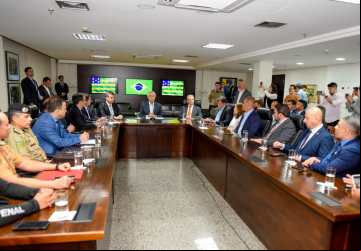 Governador Ronaldo Caiado recebe representantes de órgãos de segurança e gestores públicos para discutir segurança nas escolas