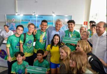 Ronaldo Caiado destaca importância da inclusão digital em evento de entrega de chips e tablets em Caldas Novas