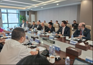  Liderada por Daniel Vilela, comitiva goiana está na China em busca de investimentos e transferência de tecnologia; primeiro dia foi marcado por reunião com empresários do ramo energético 