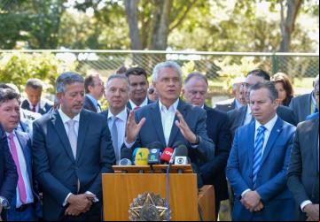 Governador Ronaldo Caiado, presidente da Câmara dos Deputados, Arthur Lira, e outros governadores, durante encontro sobre a Reforma Tributária, em Brasília: 