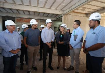 Em Trindade, governador em exercício, Daniel Vilela vistoria obras do Hetrin; unidade terá número de leitos ampliado para 149