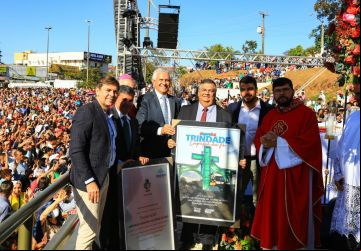 Acompanhado da primeira-dama Gracinha Caiado, governador Ronaldo Caiado participa da missa de encerramento da Romaria de Trindade; ministro da Justiça e Segurança Pública, Flávio Dino, também esteve p