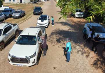 Equipe da Agrodefesa orienta turistas que frequentam temporada do Rio Araguaia nos municípios ribeirinhos de Goiás