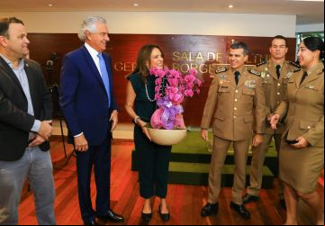 Governador Ronaldo Caiado e primeira-dama Gracinha Caiado recebem, em sua residência oficial, militares recém-promovidos da PMGO.