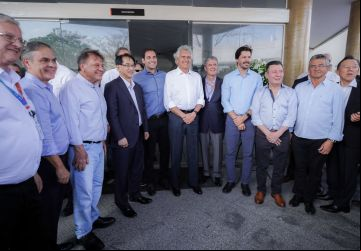 Diretores da HPE Automotores, o Gov. Ronaldo Caiado, o vice Daniel Vilela, os deputados: José Nelto (Federal) e Jamil Calife (Estadual), o prefeito Adib e lideranças em Catalão