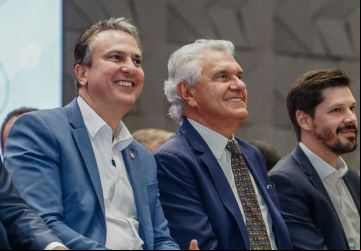 Governador Ronaldo Caiado, o vice Daniel Vilela ao lado do ministro da Educação, Camilo Santana, durante anúncio da adesão de Goiás a programas educacionais do governo federal 