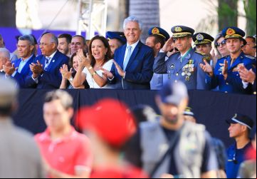 Governador Ronaldo Caiado e autoridades do município prestigiam agem de tropas pela Avenida Tocantins, no centro de Goiânia