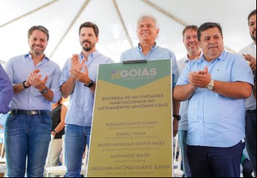 Ronaldo Caiado na entrega de casas a custo zero em São João da Paraúna: moradores "vão ter dignidade e paixão pelo lugar que moram"