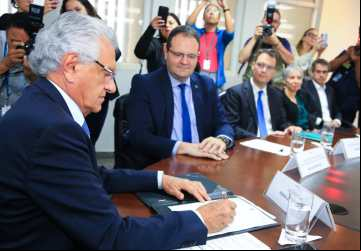 Governador Ronaldo Caiado durante  de contrato com o BNDES para estruturação de parcerias em saneamento no estado