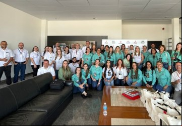 O grupo teve a oportunidade de conhecer toda a linha de veículos da Mitsubishi Motors e da Suzuki Veículos durante a visita à planta da HPE