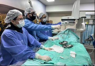 Equipe de neurocirurgia do HGG durante procedimento cirúrgico inédito para tratamento de aneurisma cerebral 