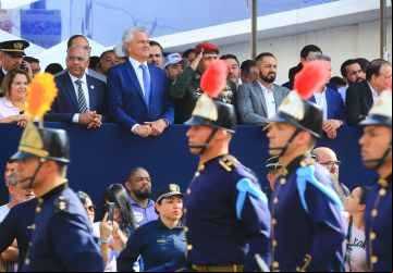 Goiânia 90 anos: governador Ronaldo Caiado acompanha desfile cívico-militar e recebe carinho da população, em Campinas