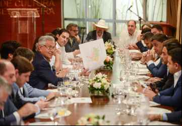 Caiado recebe deputados da base aliada para discutir projetos importantes para o Estado, como 2ª etapa do Goiás em Movimento-Eixo Municípios