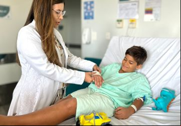 Ortopedista pediátrica Ingrid Araújo atende paciente no Hecad: 
